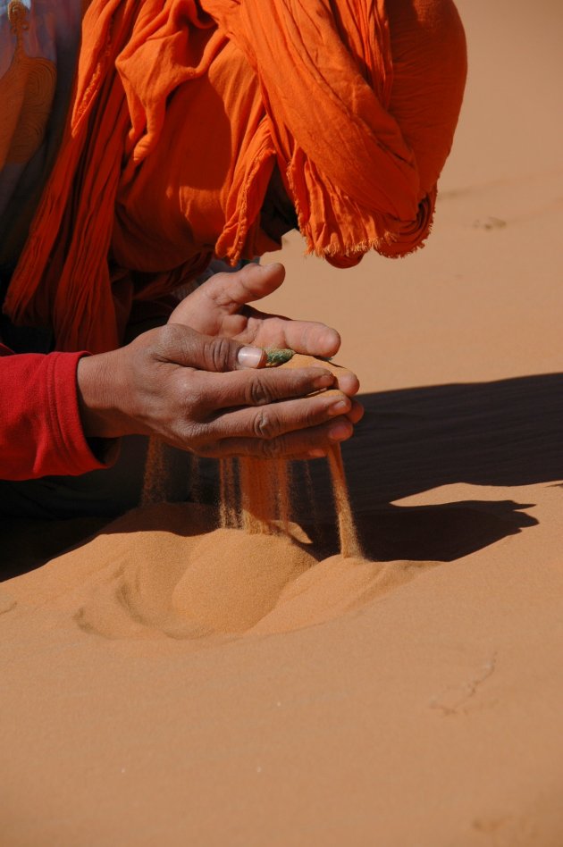 berber speelt met zand