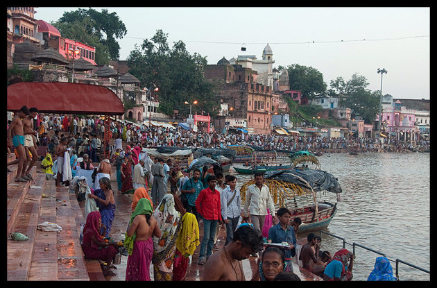 Busy at the ghats at 05:10