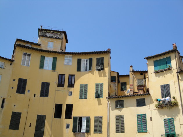 gekromde geveltjes in Lucca