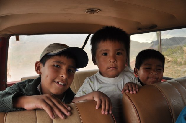 Kinderen in de jeep