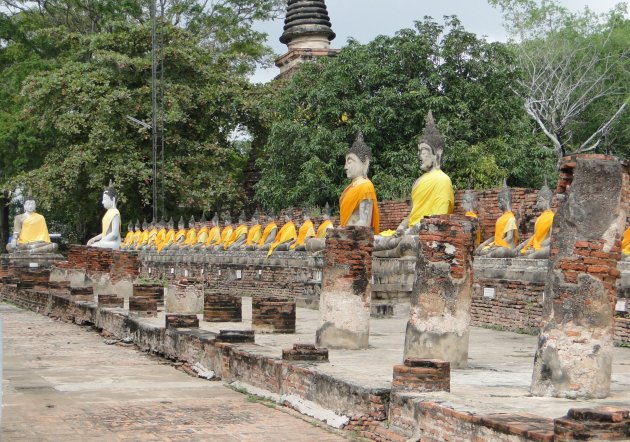 Kloostergang met Boeddhabeelden