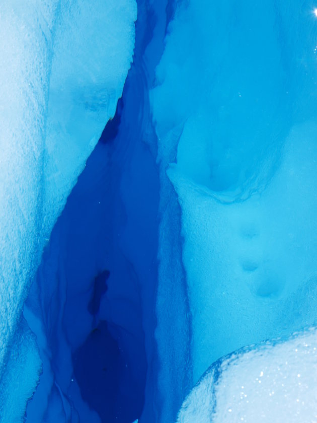 IJsmassa's boven en onder het (smelt)water van de gletsjer