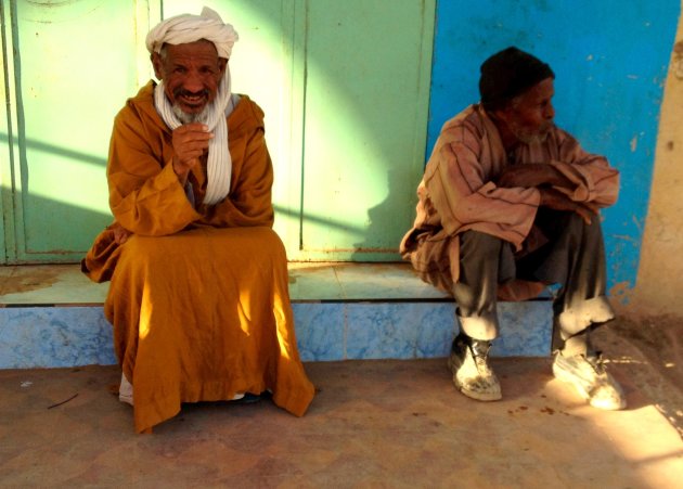 Twee mannen bij marktje in Risanni in Zuid-Marokko 