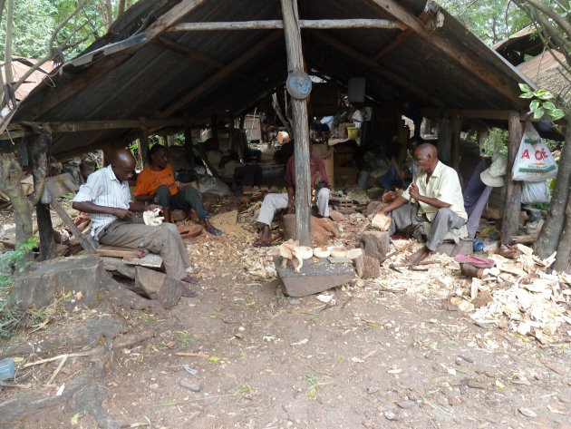 De locali werken in de Akamba workshop