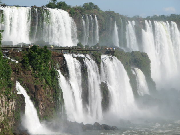 Vanuit heli over Iguazu watervallen
