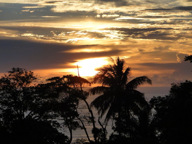 De zon daalt in Andamanzee