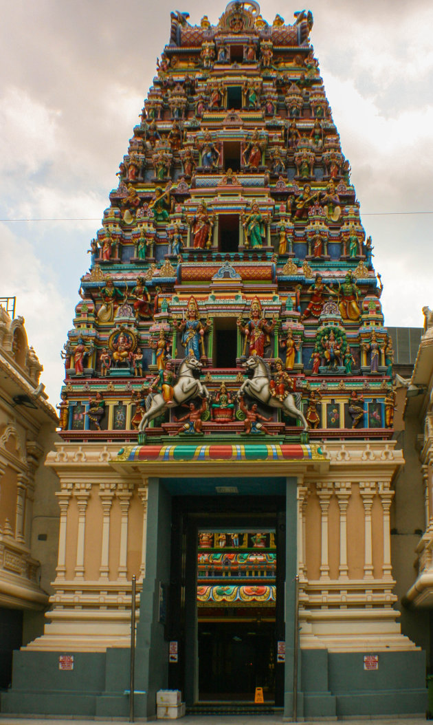 De poort van Hindoe tempel