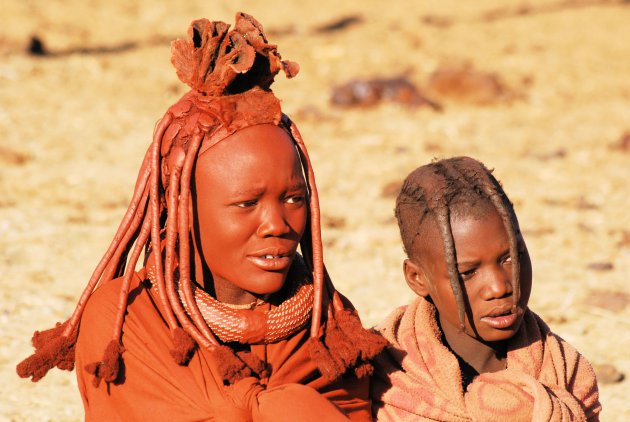 Vrouwen van de Himbastam met okerkleurige huid