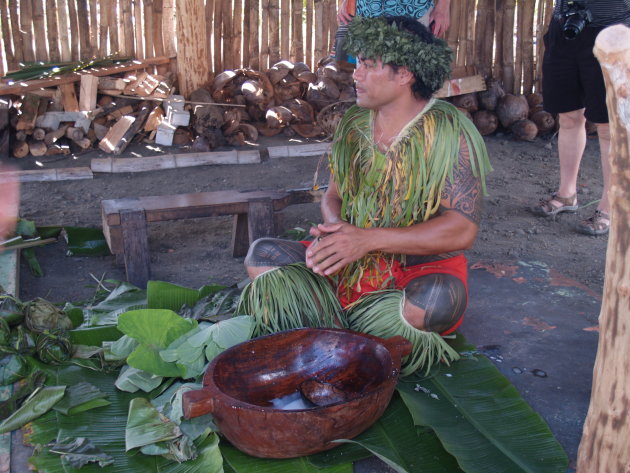 man verzorgt een traditionele Samoaanse maaltijd