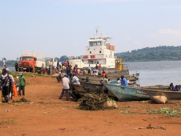 Passagiers en auto Ferry naar Buggala Island