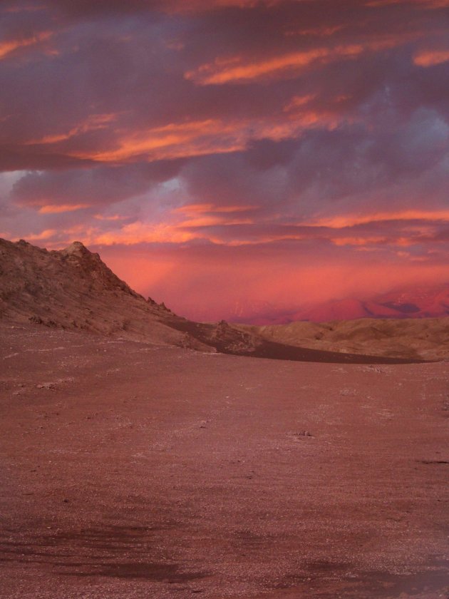 Avond valt in de Atacama woestijn