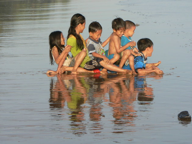 kinderen spelen op het strand
