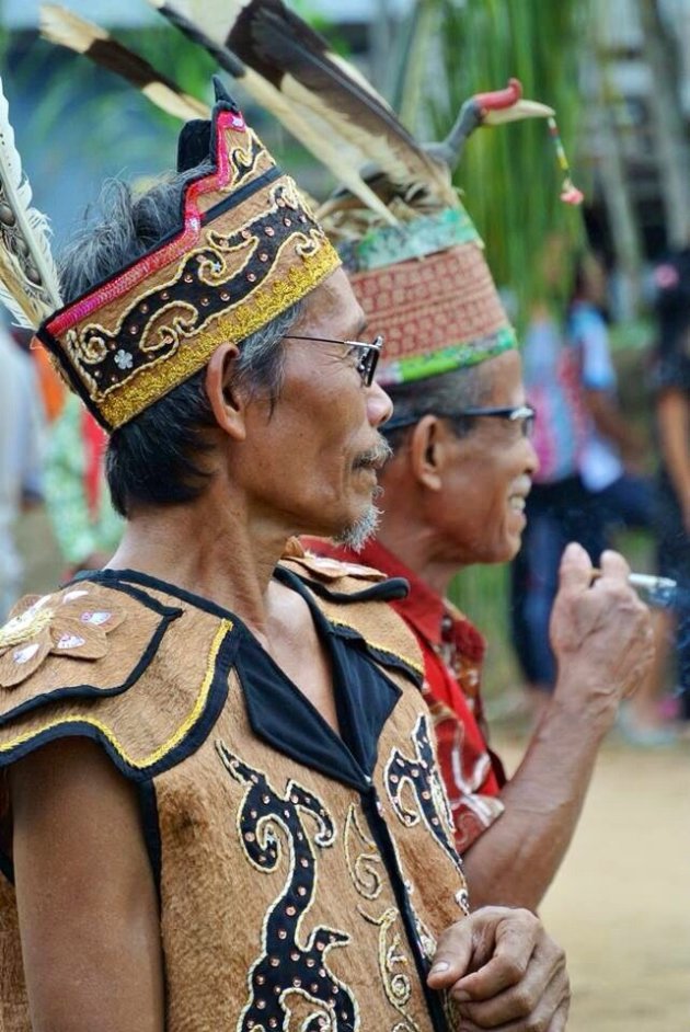 Dayak mannen in Tembak, west-Kalimantan