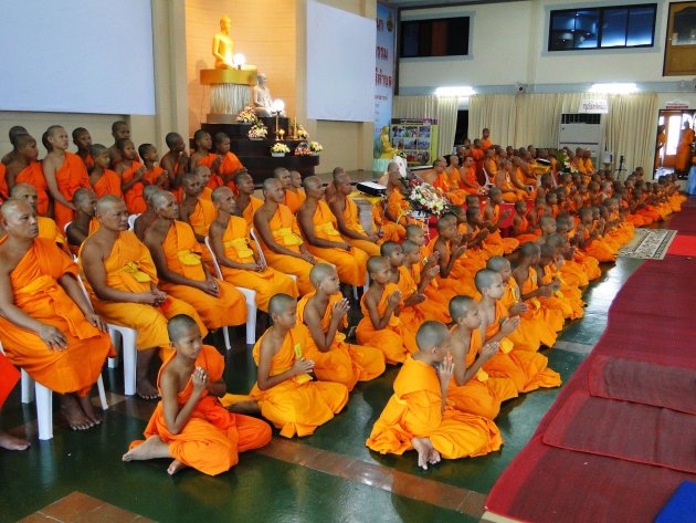 Inwijding jonge monniken 
