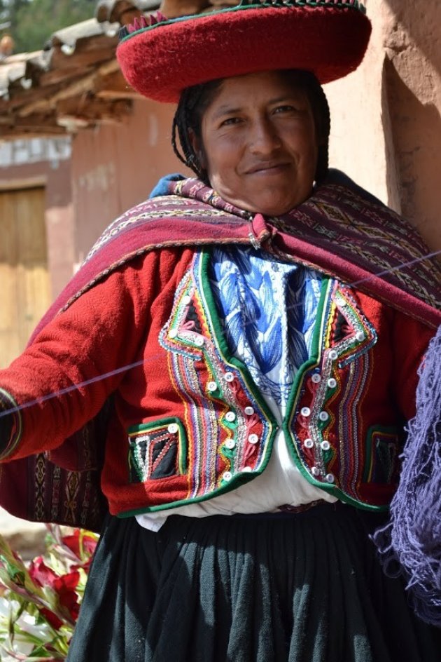 Een dorpsvrouw in traditionele kledij