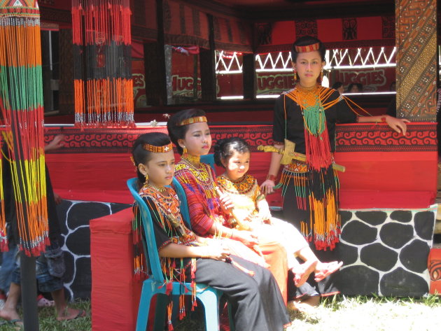 Drie dochters van de Toraja-man die begraven wordt (bij Rantepao)