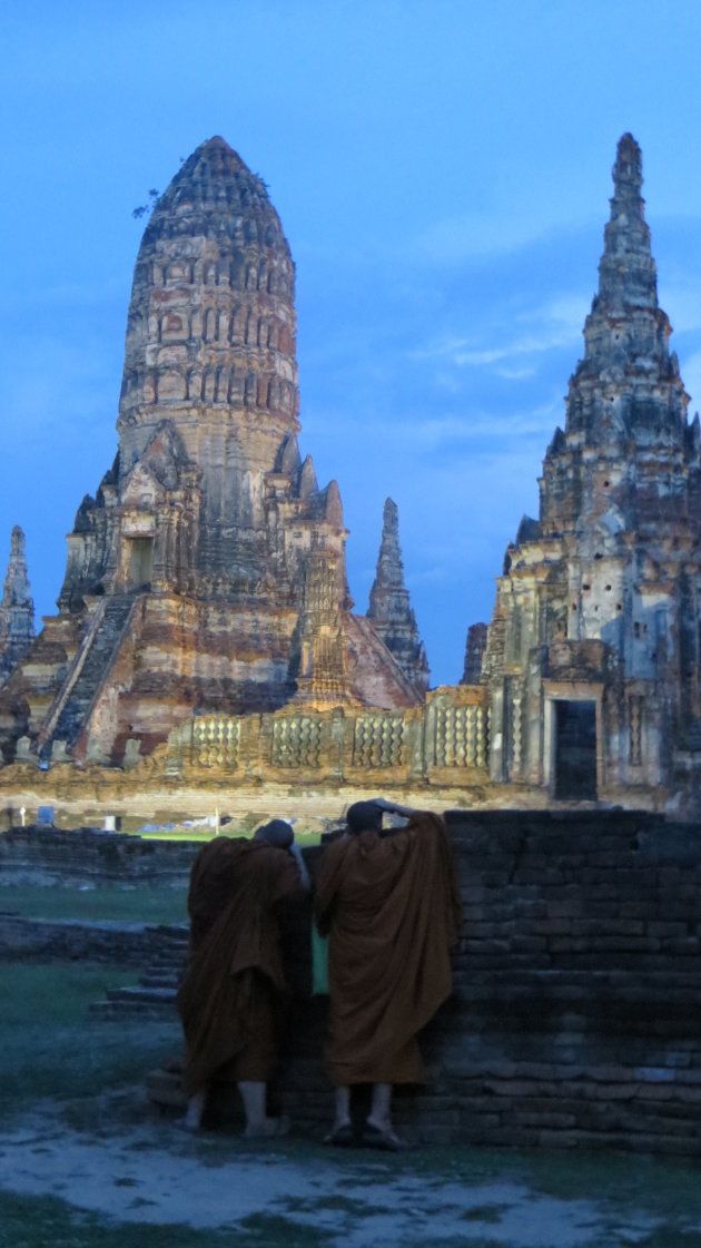 Monniken fotograferen een van Ayutthaya's tempels
