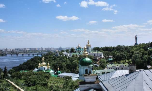 Panoramafoto van Kiev met vrijheidsbeeld