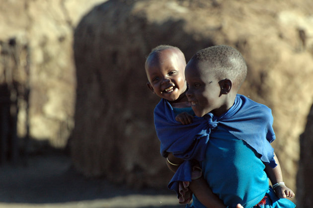 Spelende masai kinderen