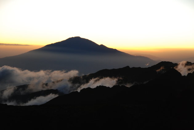Mt. Meru bij zonsondergang.
