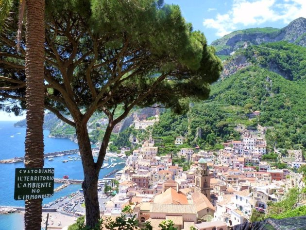 Zicht op Amalfi van bovenaf