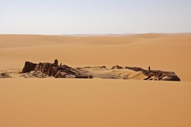 Oude woestijnstad in het zand