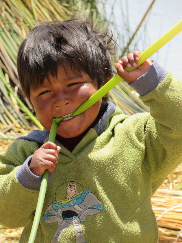 Peruaanse jongetje eet riet