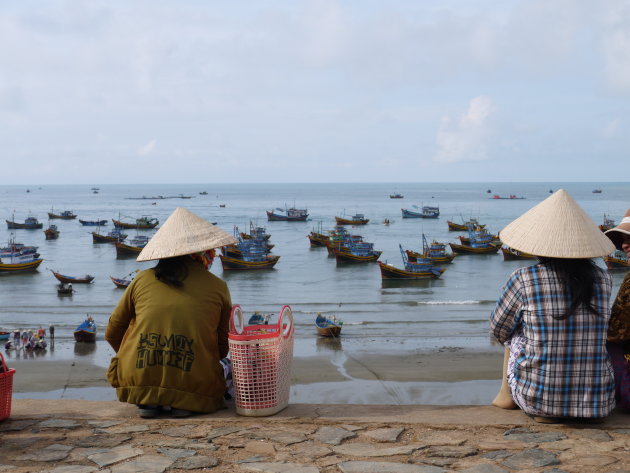 Wachten op de vissers bij Mui Ne, Vietnam