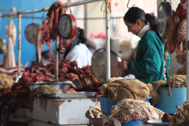Vleesverkopers op de markt in Cusco