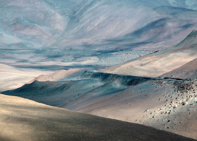 Grondverzakking op altiplano nabij de vulkaan Licancabur