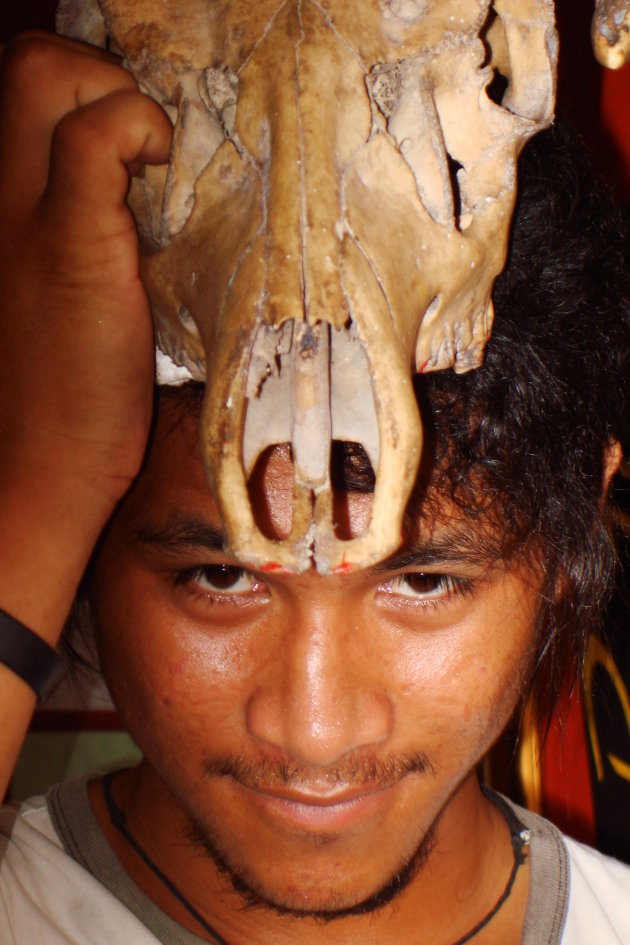 Jonge muzikant met schedel in Semporna