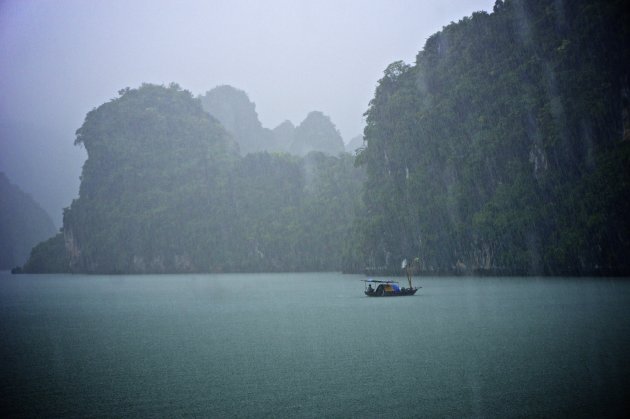 HaLong Bay in de regen