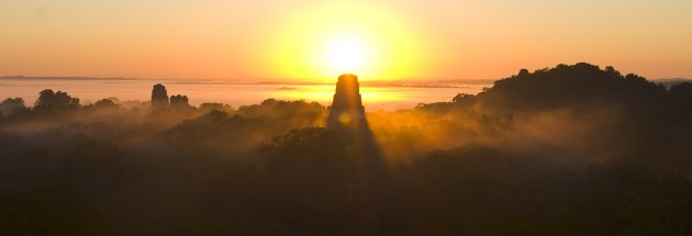 Zonsopgang boven Tikal