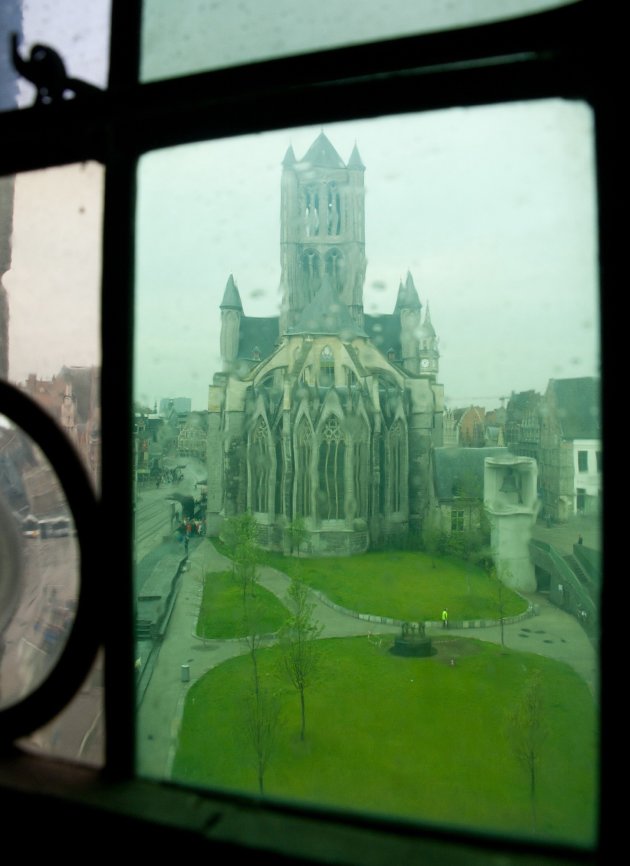 Vertroebeld beeld op de St. Michels kerk van Gent