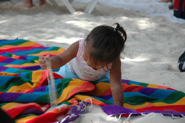 Klein meisje speelt met zand