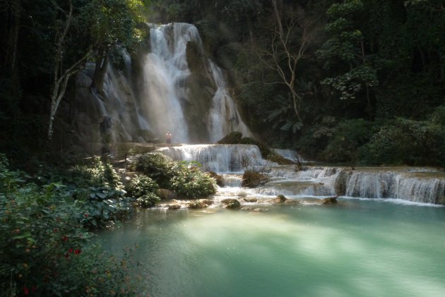 Het paradijs van de Kuang Si watervallen