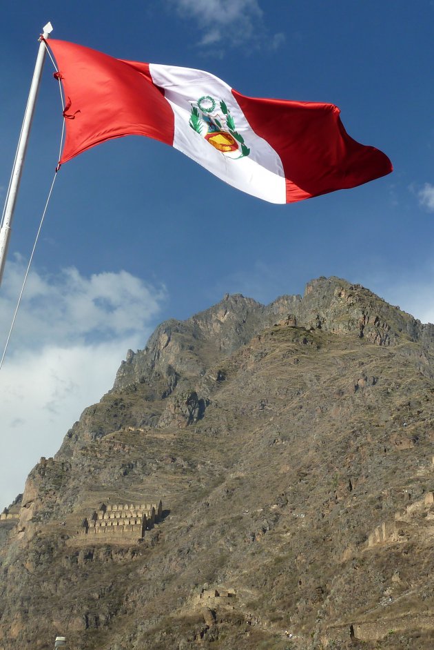 De Peruaanse vlag en de opslagplaatsen in Ollantaytambo