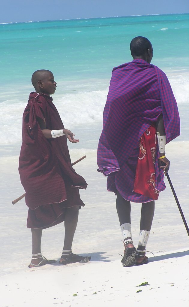 2 masai op het strand van Zanzibar
