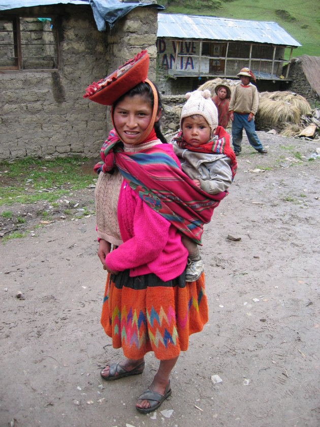 moeder met kind in Patakacancha
