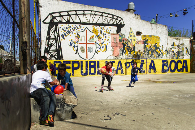 Spelende kinderen in La Boca, Buenos Aires