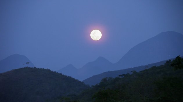 Moonrise in de binnenlanden van Brazilie