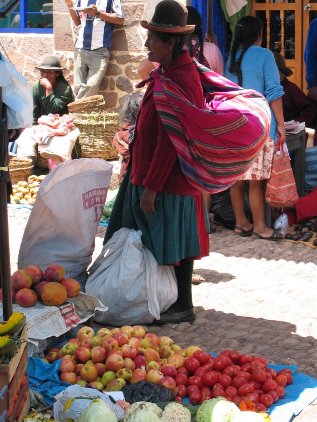 fruit verkoop op markt van Pisac