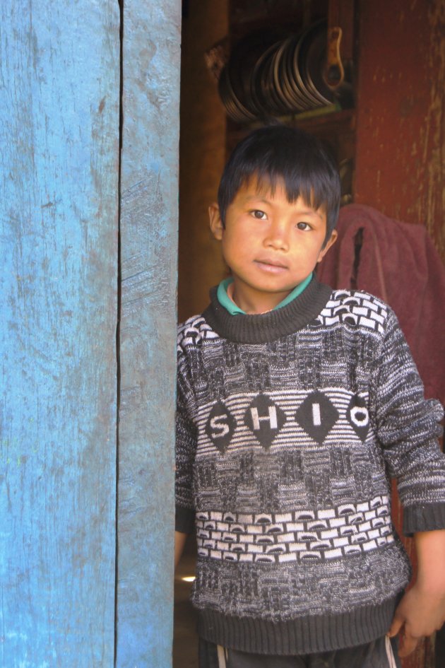Jonge bergbewoner in de Himalaya