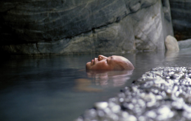 monnik baat in een natuurlijke warm water bron.