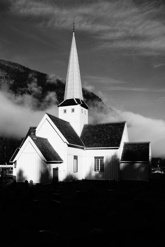 Noorse staafkerk in de ochtendmist