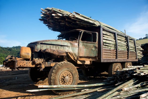  oude vrachtwagen ui de Vietnam oorlog