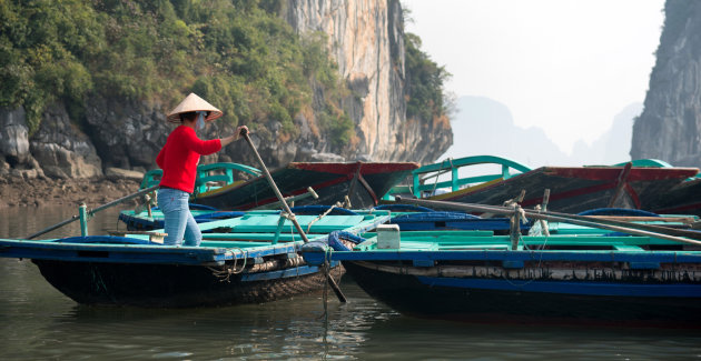 vrouw met boot in Halong Bay