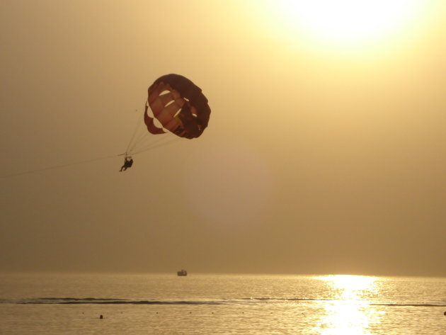 parasailing bij ondergaande zon