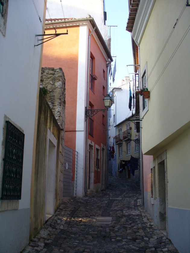 een nauw straatje in Lissabon