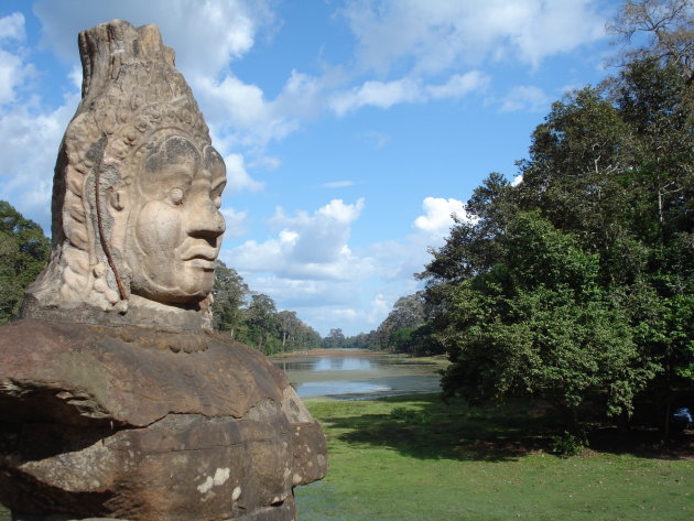 beeld bij grote vijver Angkor Wat